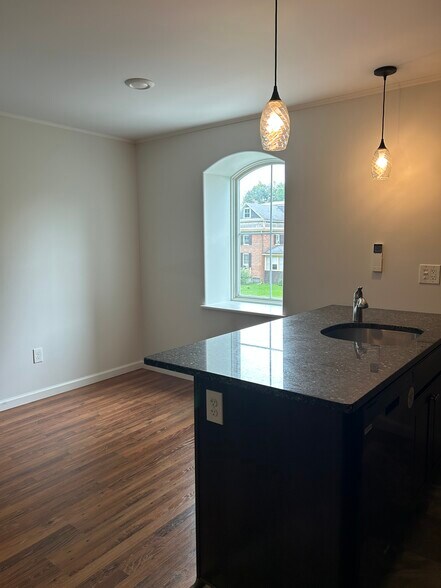 Building Photo - 87 Cayuga St
