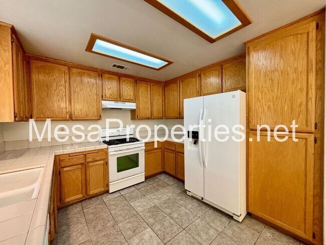 Building Photo - 14744 Hopland St