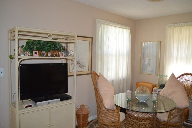 Building Photo - 186 11th St N