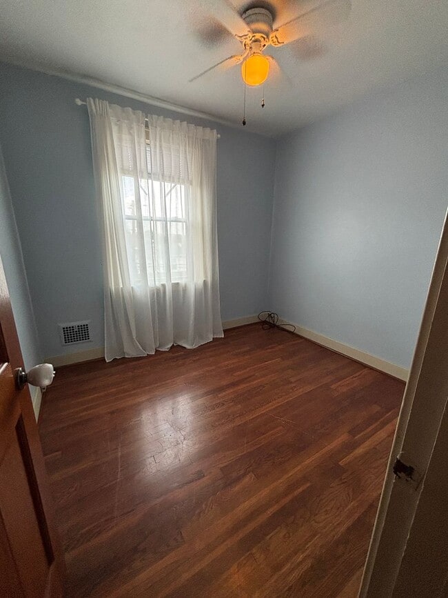 Building Photo - 3 Bedroom Home in Dormont!