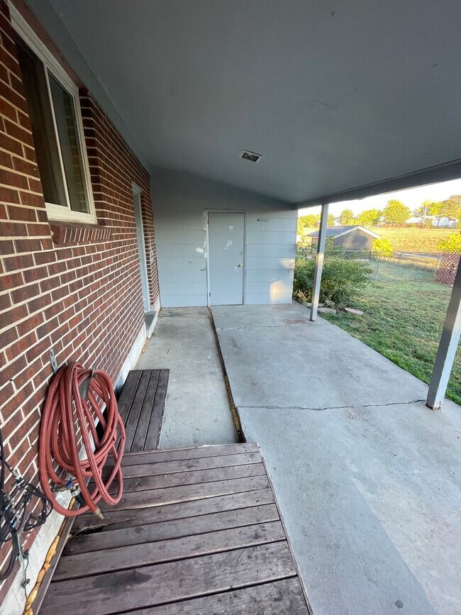 Building Photo - 4 Bed 2 Bath Ranch style Home Available Oc...