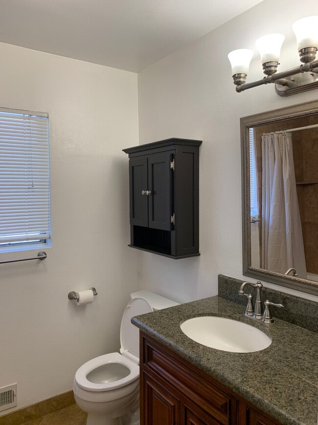 Building Photo - Light and Bright Two Story Townhome!