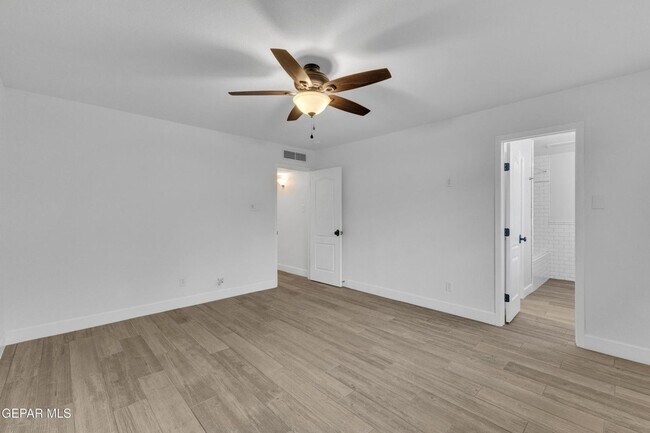 Building Photo - Come to check this beautiful house 4 bedrooms, possible 5th bed and 3 baths.