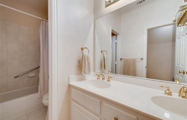 Building Photo - Beautiful 4 Bedrooms, 2.5 baths property i...