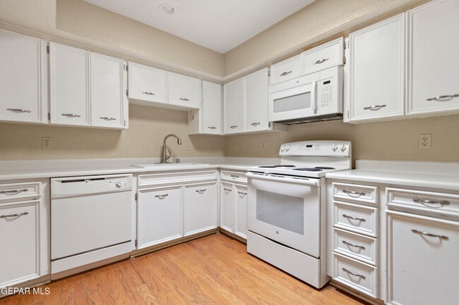 Building Photo - 316 Thunderbird Dr