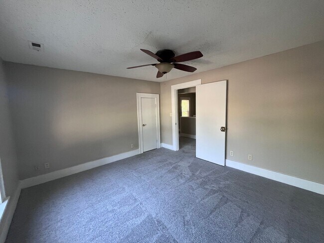 Building Photo - 4 Bedroom / 2 Bath House