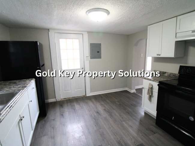 Building Photo - Adorable 3 BR 2 FULL BA House with Fenced Yard and Central Air (SECTION 8 APPROVED)