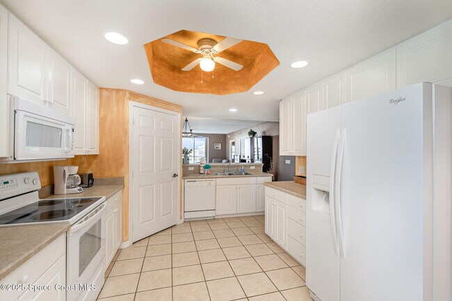 Building Photo - 8871 Lake Dr
