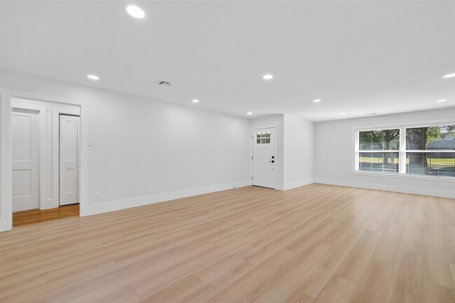 Building Photo - 9770 Cedardale Dr