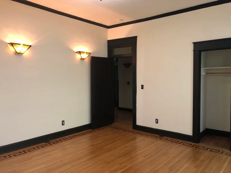 Building Photo - 629 N College Ave