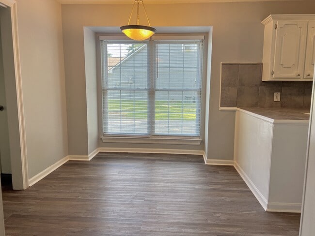 Building Photo - 30447 Parkview Dr