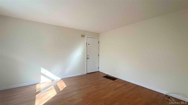 Building Photo - 64 Pine Hollow Rd