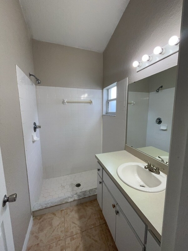 Building Photo - 261 Kings Pond Ave