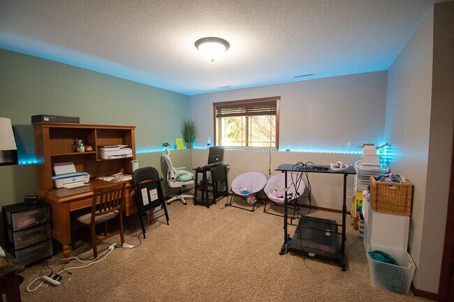 Building Photo - Spacious NW Home with Fenced Yard & Deck