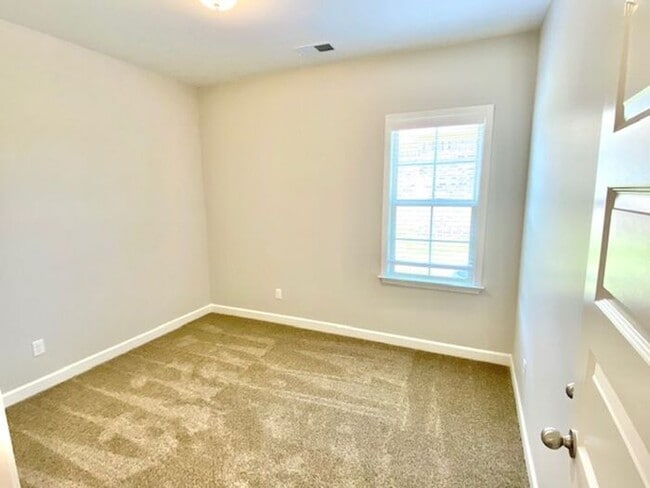 Building Photo - Now Leasing in Somerville- 4-Bedroom 3 Bat...