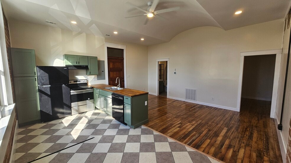 Building Photo - 33 N Main St