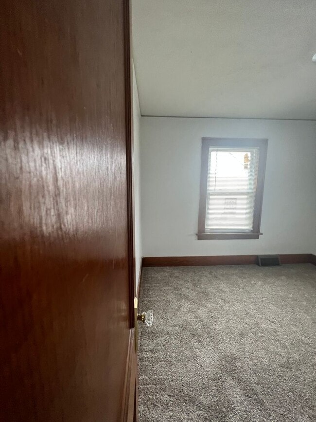 Building Photo - 2 bed 1 bath house $995