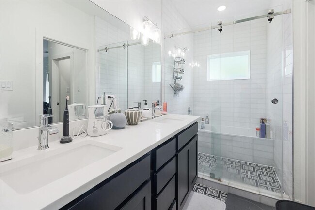 Building Photo - 5820 Sutherlin Rd