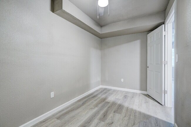 Building Photo - Remodeled 2 Bedroom + Bonus Room