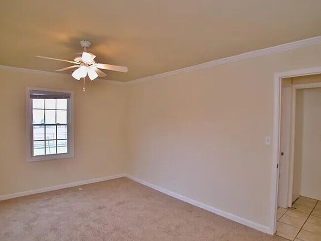 Building Photo - Charming 3 Bedroom home