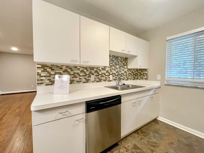Building Photo - Birmingham Condo!