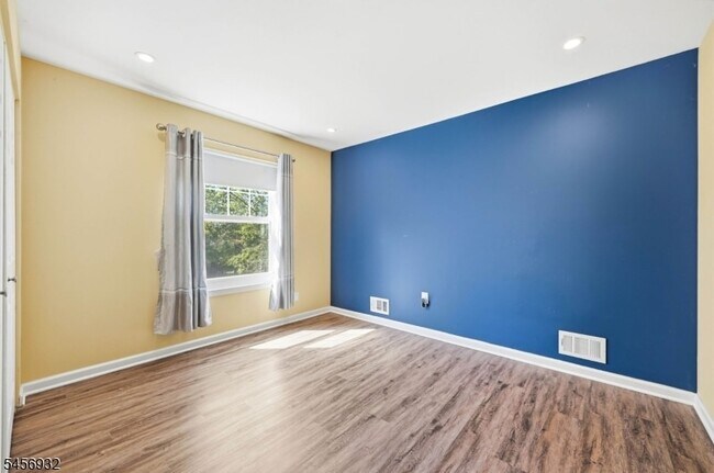 Building Photo - 81 Village Cir