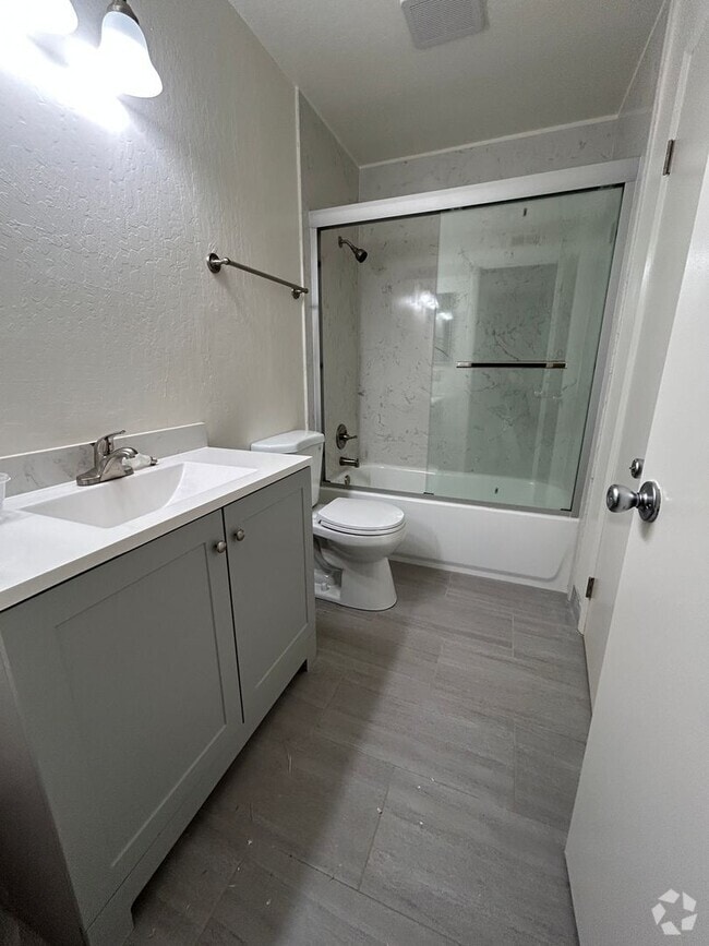Building Photo - Updated 3 Bed, 1.5 Bath Townhome with Priv...