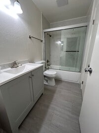 Building Photo - Updated 3 Bed, 1.5 Bath Townhome with Priv...