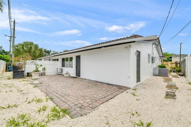 Building Photo - 1611 NE 50th Ct