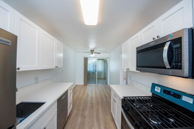 Building Photo - Newly Remodeled Upstairs Unit!