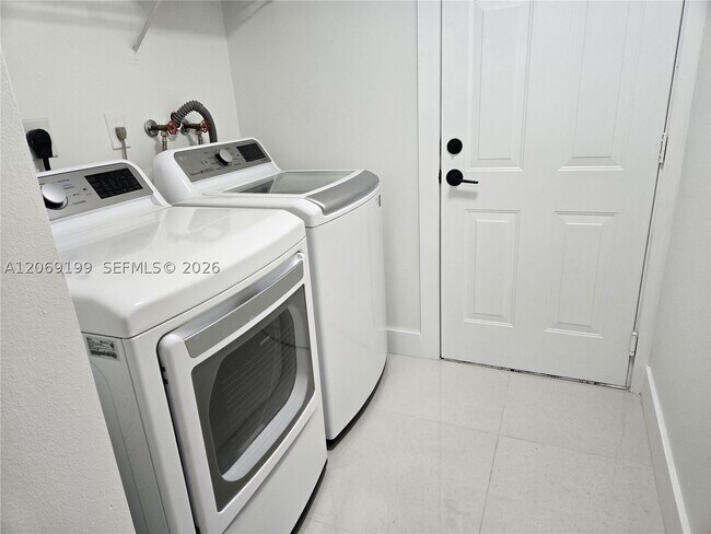Building Photo - 3124 SW 154th Pl