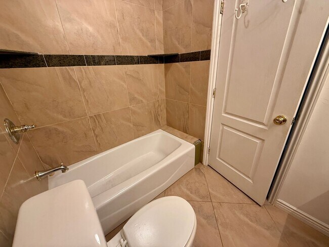 Building Photo - 9 Rooms  6 Bedroom 4 baths Granite Kitchen Executive Home For $5990