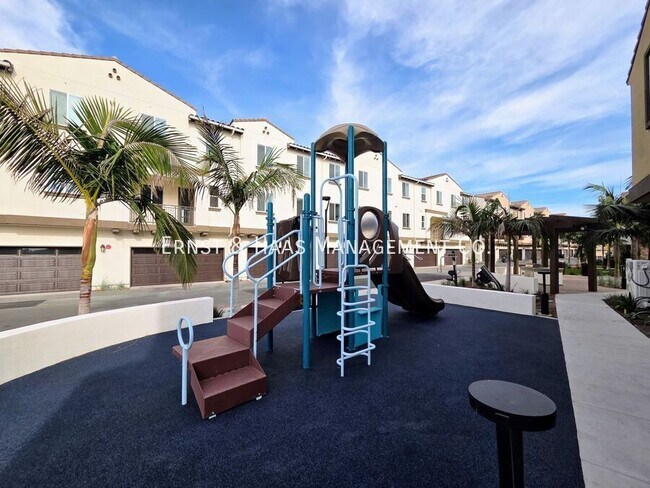 Building Photo - 2420 E Lincoln Ave