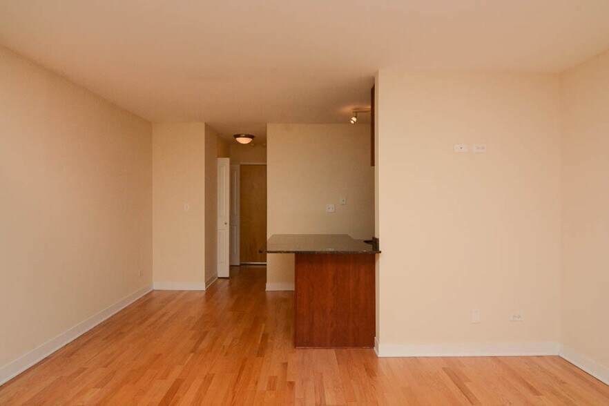 Building Photo - 630 W Wrightwood Ave