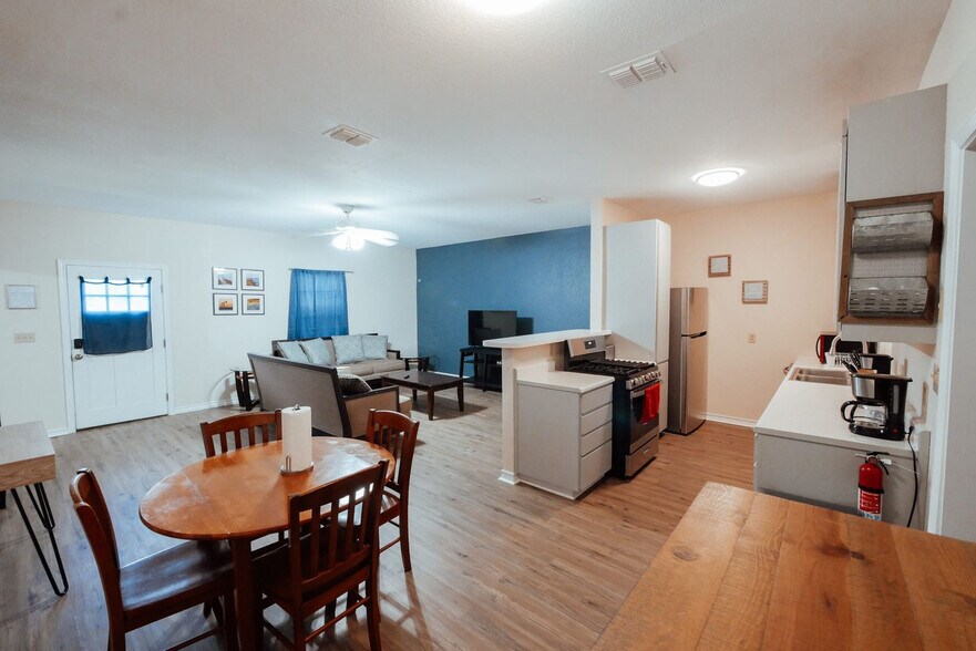 Building Photo - 10201 Shane Dr