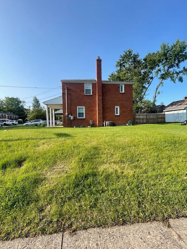 Building Photo - Townhouse on Spacious Corner Lot