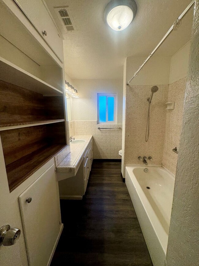 Building Photo - Spacious 3 Bedroom!