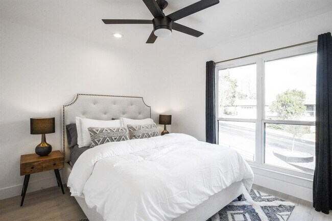 Building Photo - 2001 Wychwood Dr