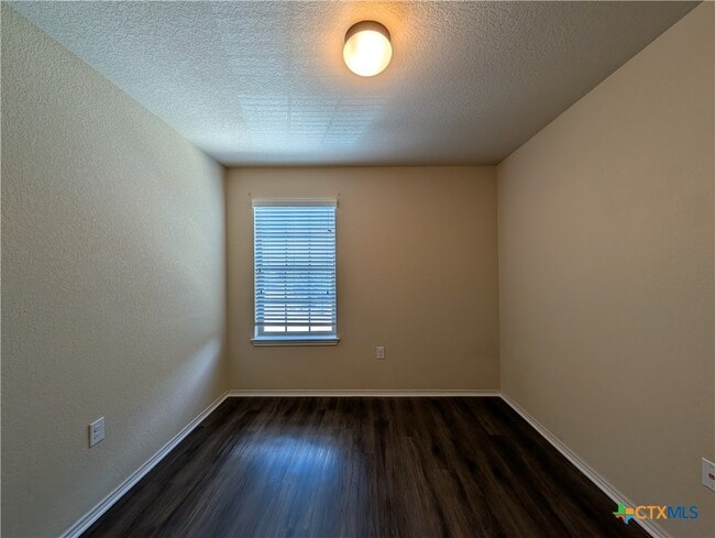 Building Photo - 622 Creekside Cir