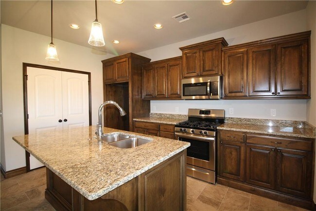 Building Photo - 13924 Northwood Village Dr