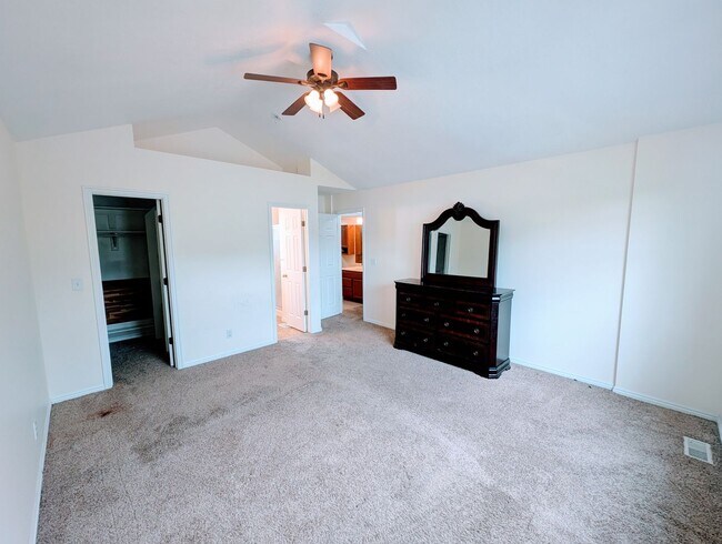 Building Photo - 749 Country Club Dr
