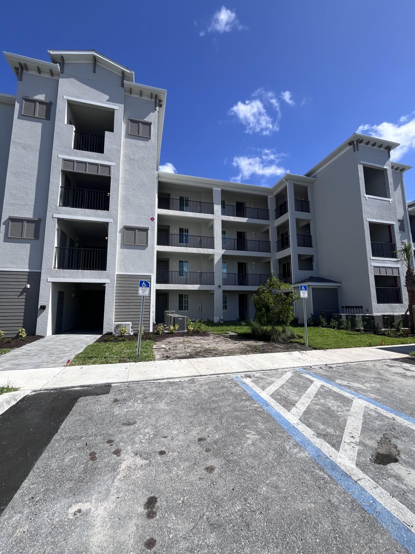 Building Photo - 12320 Wellen Golf St