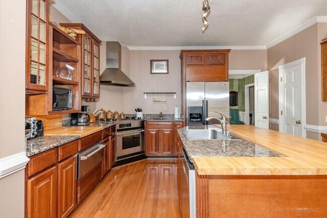 Building Photo - 10315 Crescent Ridge Dr