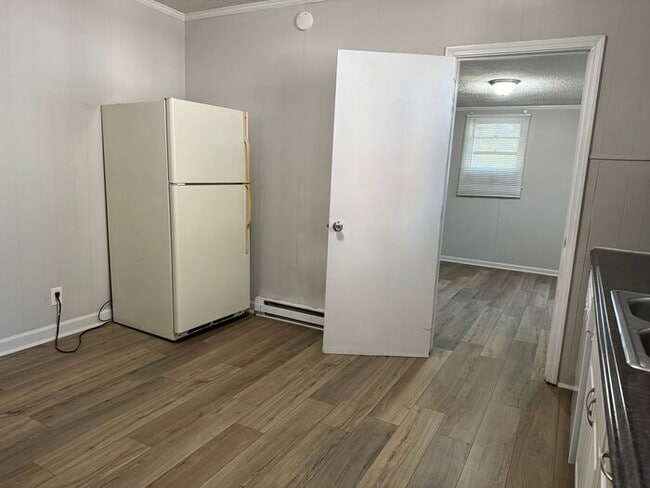 Building Photo - Renovated 4 Bedroom Duplex Unit in South Nashville - Pet Friendly!