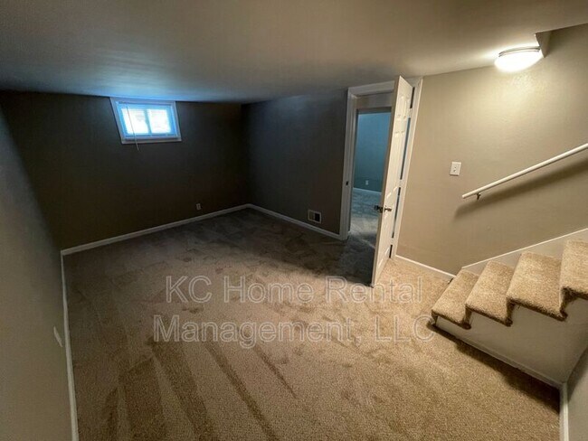 Building Photo - 706 NE Orchard Dr
