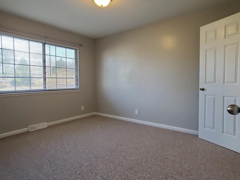 Building Photo - 5526 Humbert Rd