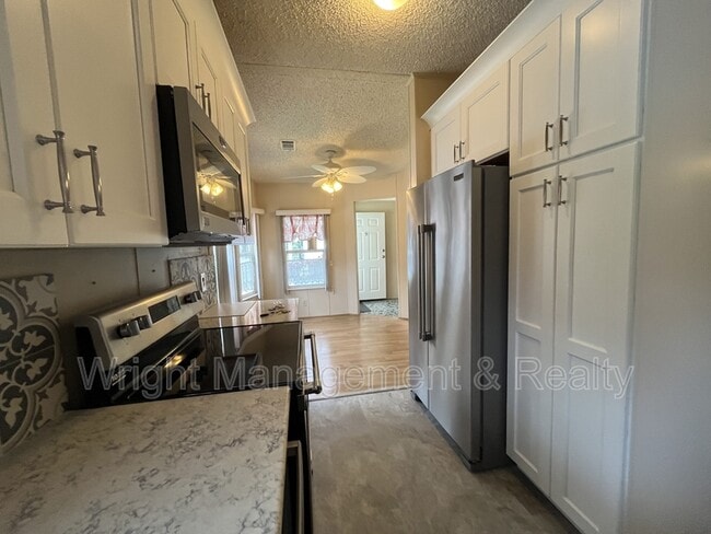 Building Photo - 38202 Woodgate Ln