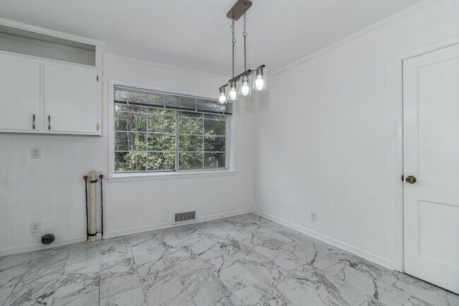 Building Photo - 2113 Cresswell Dr