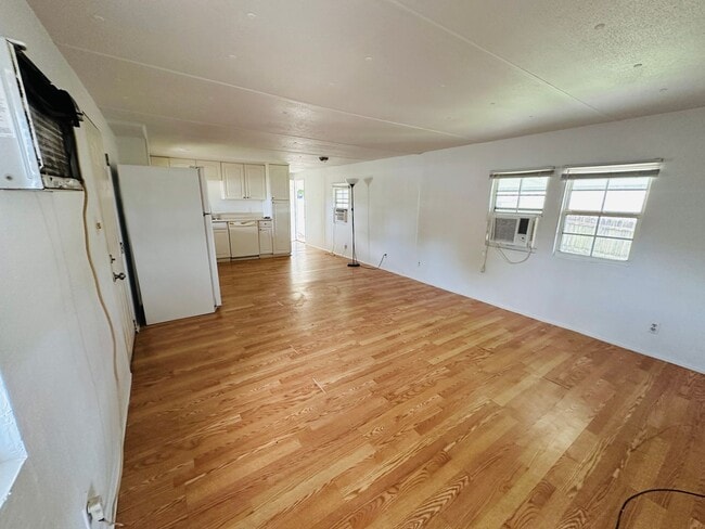 Building Photo - 2 Bed 1.5 Bath, Minutes from Tarpon Springs
