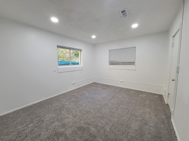 Building Photo - 210 N 700 E